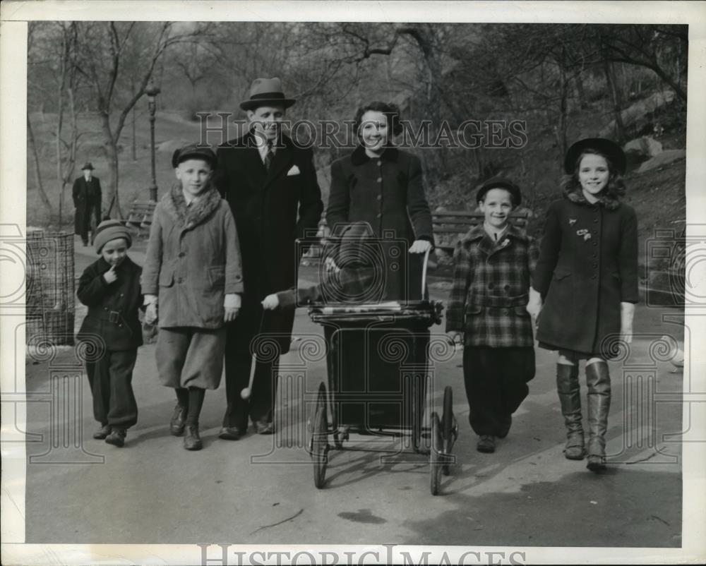 1942 Press Photo New York Family walks through Central Park on Christmas Day NYC - Historic Images