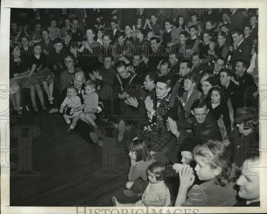 1942 Press Photo New York Christmas Party at the Anzac Club NYC - neny06697 - Historic Images