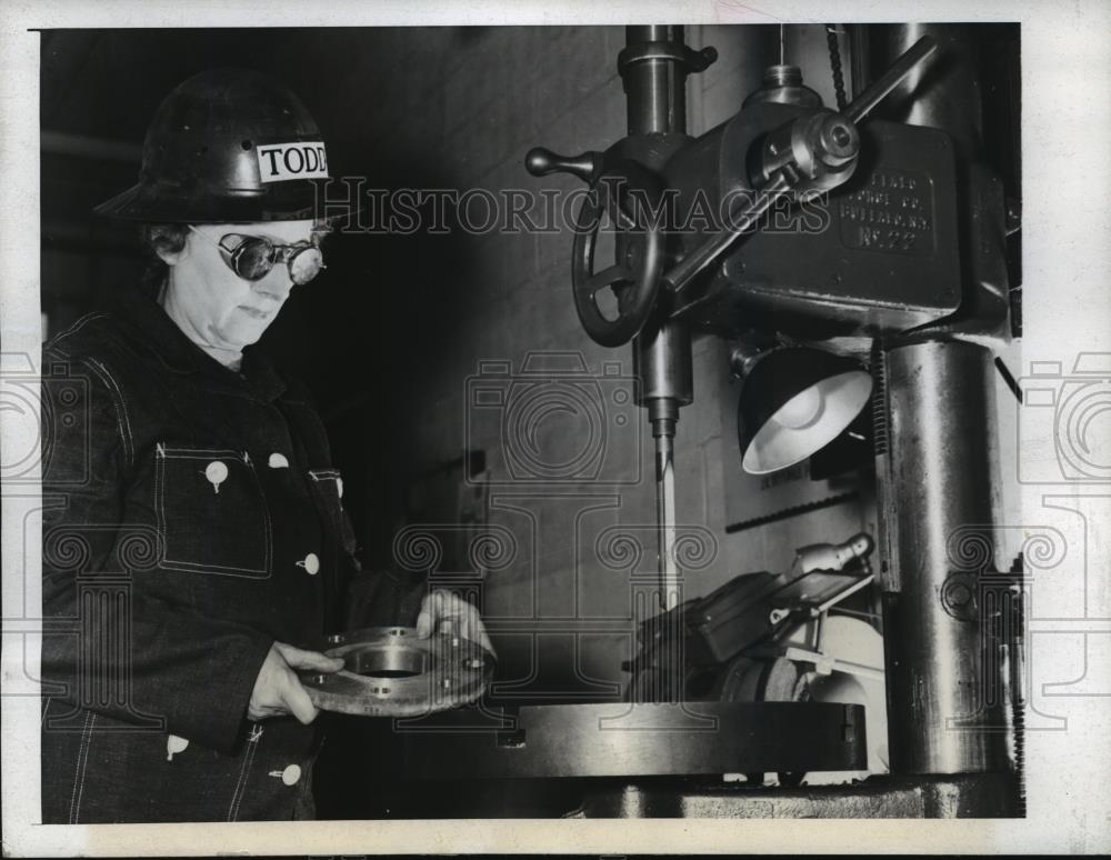 1942 Press Photo New York Myra Peattie inspects part at Todd Shipyard NYC - Historic Images