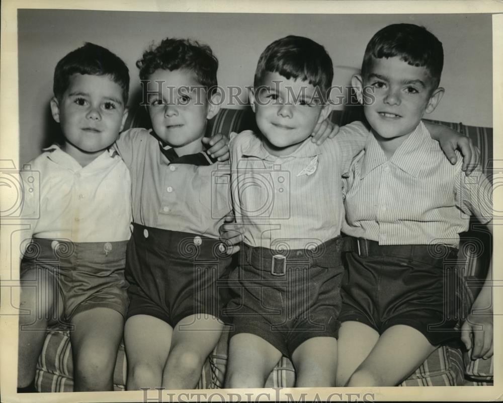 1943 Press Photo New York Boys want to stay together NYC - neny06726 - Historic Images