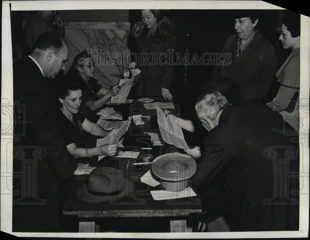 1942 Press Photo New York Home Owners Register For Fuel NYC - neny06659 - Historic Images