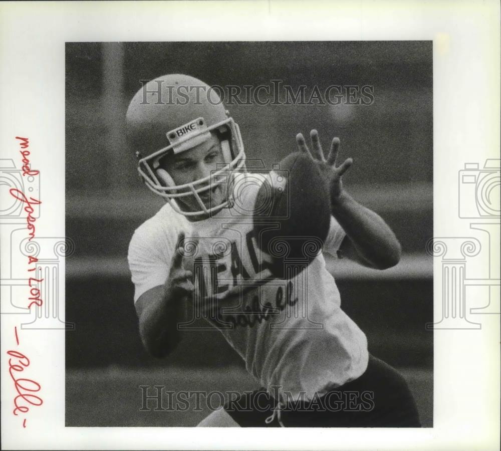 1990 Press Photo Jason Ailor and the Mead Panthers on a football league title - Historic Images