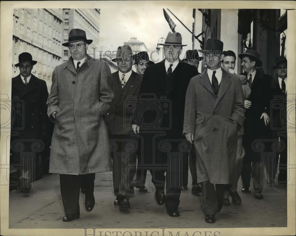 1943 Press Photo New York John Lewis walks to the Hotel Roosevelt NYC - Historic Images