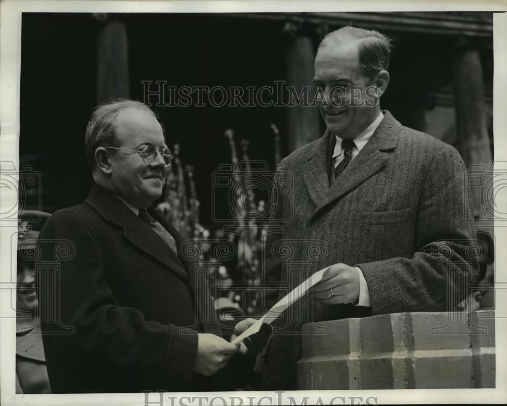 1943 Press Photo New York Joseph McGoldrick presents check to Allan Sproul NYC - Historic Images