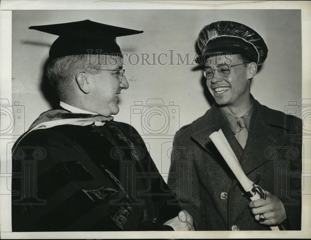 1943 Press Photo New York Private James Stone receives his degree NYC - Historic Images