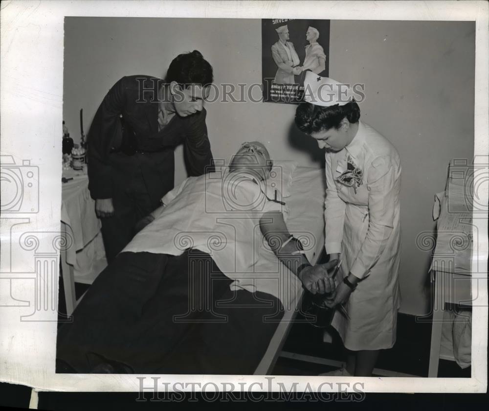 1943 Press Photo New York Frank Sileo gives blood at the Red Cross NYC - Historic Images
