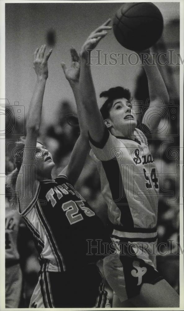 1989 Press Photo Basketball players Lisa Churchwell and Kelly Cunningham battle - Historic Images