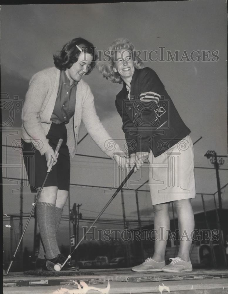 1964 Press Photo Golf stars Peggy Conley and Carol Logan get together - sps01286 - Historic Images