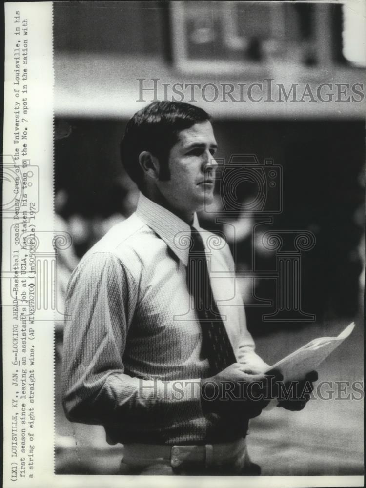 1972 Press Photo Louisville basketball coach Denny Crum leads his team - Historic Images