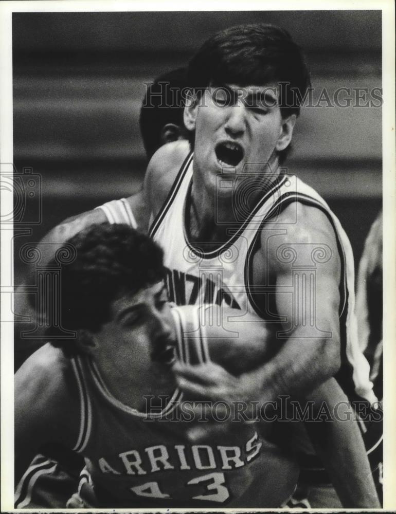 1985 Press Photo Gonzaga basketball player, Roger Boch, blocks Warriors player - Historic Images