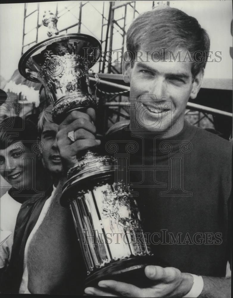 1968 Press Photo Golf champion Bruce Fleisher displays trophy - sps01465 - Historic Images