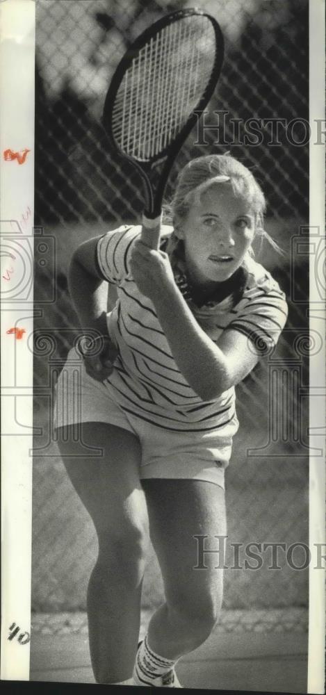 1982 Press Photo Tennis star Sharon Fletcher swings for the ball - sps01501 - Historic Images