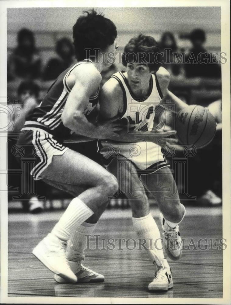 1982 Press Photo Gonzaga Prep basketball player Dan Beach drives to the hoop - Historic Images