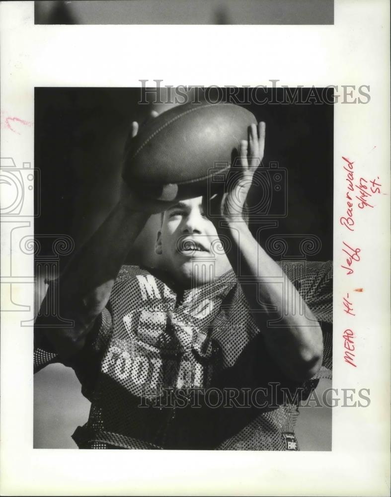 1977 Press Photo Mead High School football player Jeff Baerwald juggles the ball - Historic Images