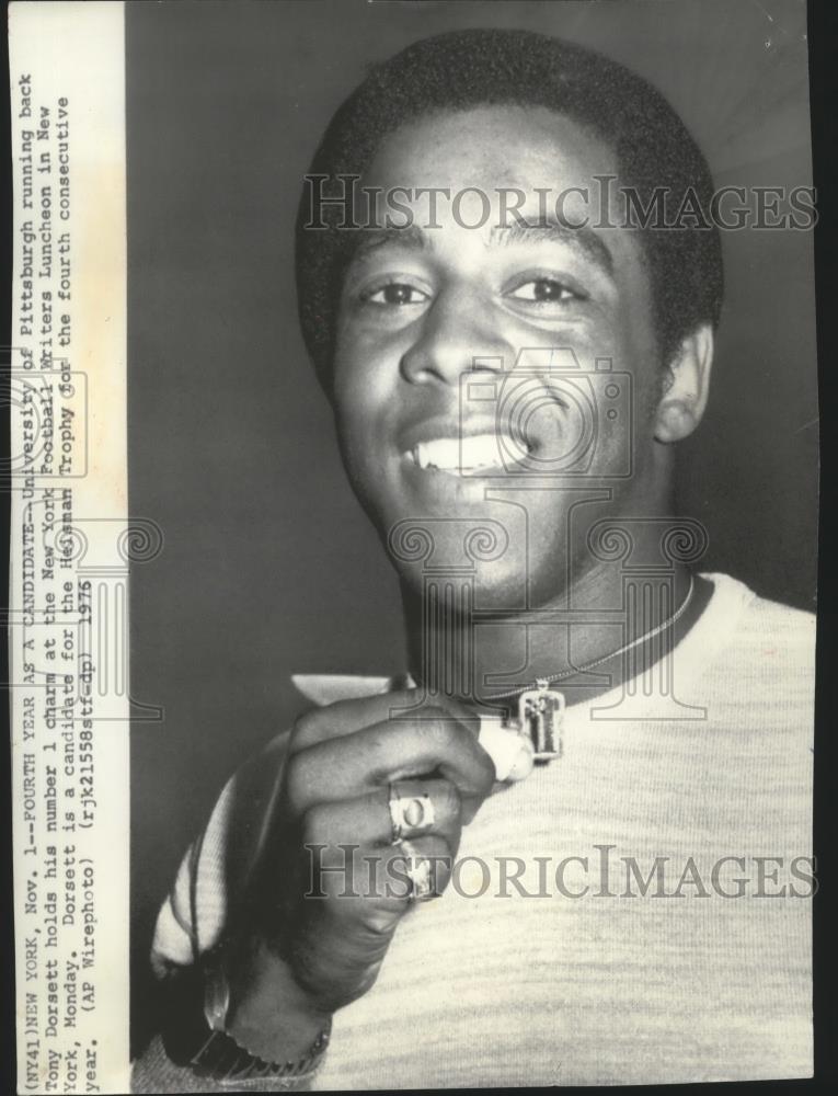 1976 Press Photo University of Pittsburgh running back Tony Dorsett holds charm - Historic Images