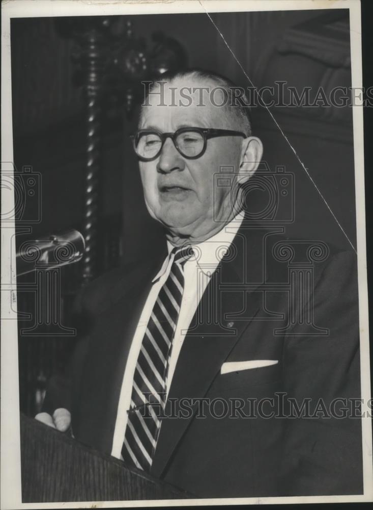 1957 Press Photo Basketball legend Forrest Allen gives a speech - sps01617 - Historic Images