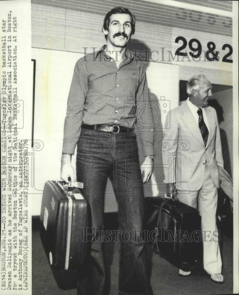 1976 Press Photo Yugoslav Olympic basketball star Drazen Dalipagic at airport - Historic Images