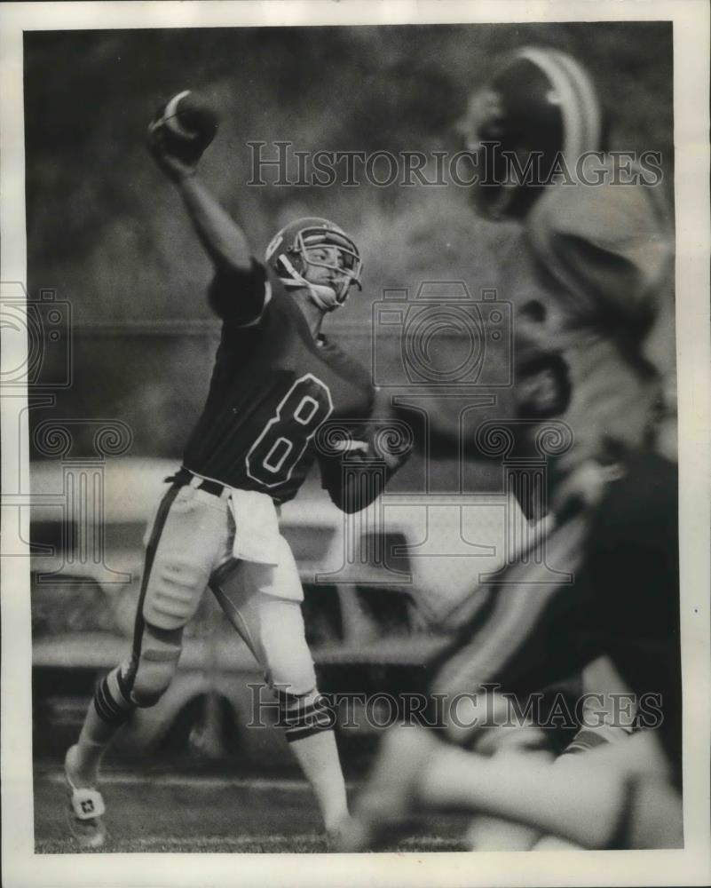 1980 Press Photo EWU football star Dan Daly tosses the ball - sps01635 - Historic Images