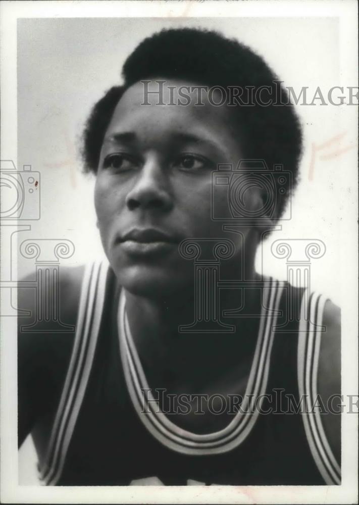 1973 Press Photo Basketball star Charles Dudley preps for game - sps01645 - Historic Images