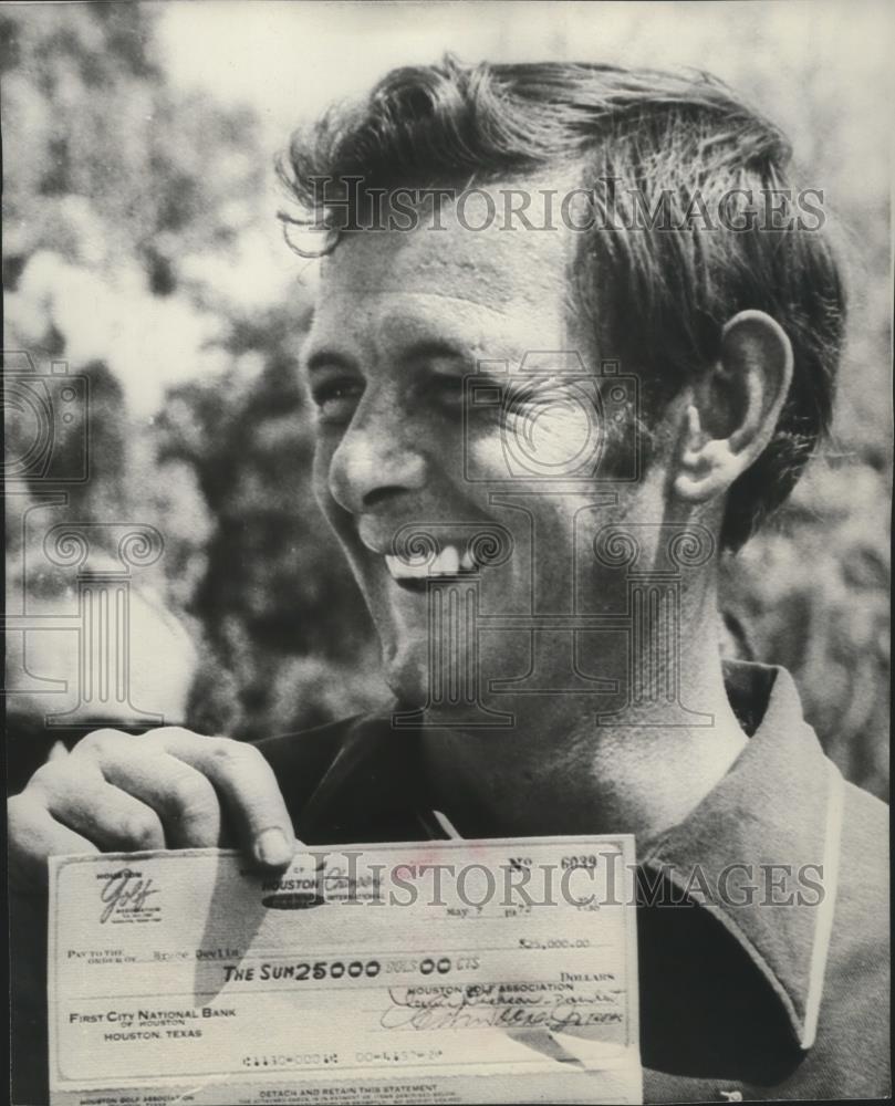 1972 Press Photo Golfer Bruce Devlin celebrates win with check - sps01661 - Historic Images