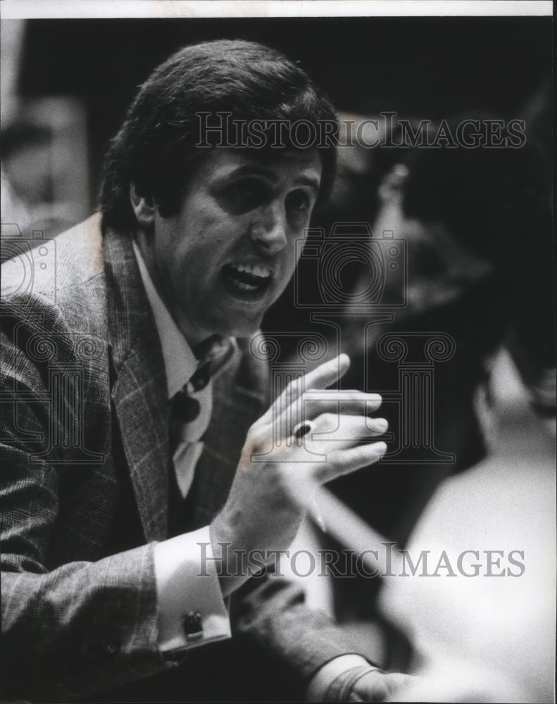 1977 Press Photo Dick DiBlaso, head basketball coach for Stanford University - Historic Images