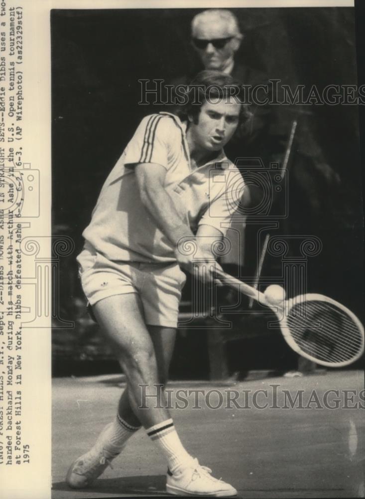 1975 Press Photo Eddie Dibbs uses a two handed backhand Monday during tennis - Historic Images