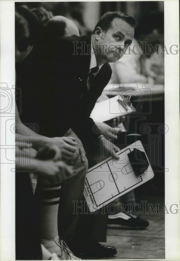 1991 Press Photo A clipboard was Marv Ainsworth&#39;s constant companion on bench - Historic Images