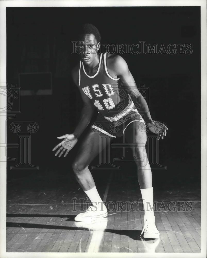 1973 Press Photo Basketball star Bill Flowers shows off perfect form - sps01679 - Historic Images