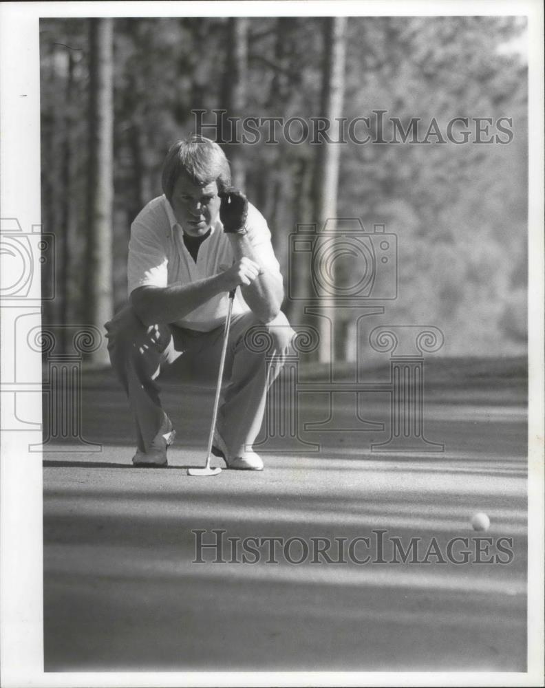 1976 Press Photo Golfer Gary Floan watches the ball roll - sps01698 - Historic Images