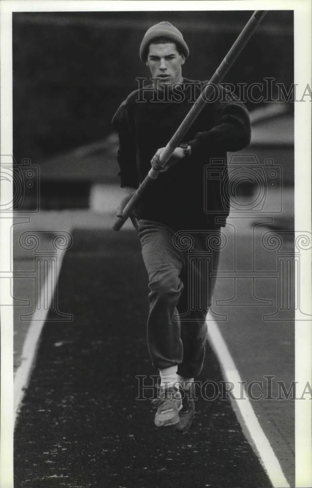 1989 Press Photo Mead pole vaulter Eric Fleming soared to 14 feet, six inches - Historic Images