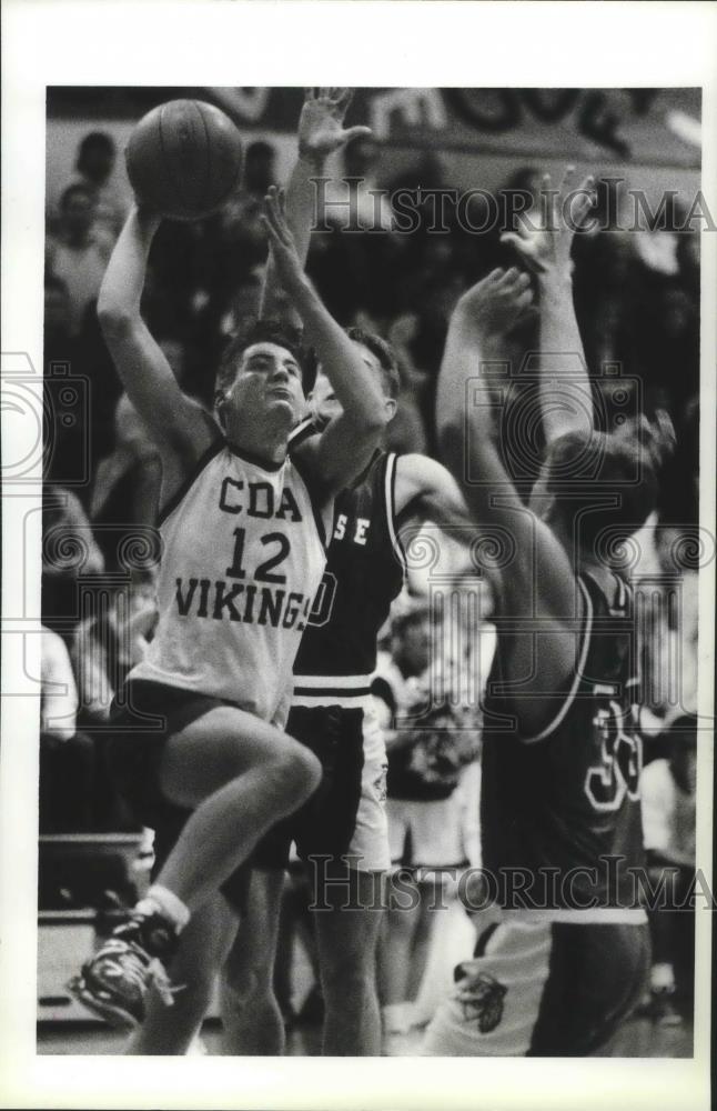 1990 Press Photo Coeur d&#39;Alene guard Shad Bertsch drives through Boise defense - Historic Images