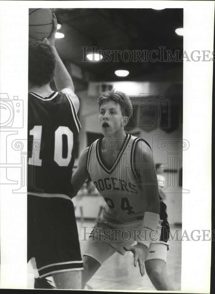 1992 Press Photo Rogers basketball player, James Coburn puts heat on during game - Historic Images