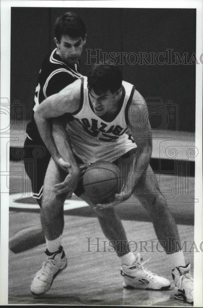 1991 Press Photo Gonzaga University basketball player, Eric Brady, in action - Historic Images