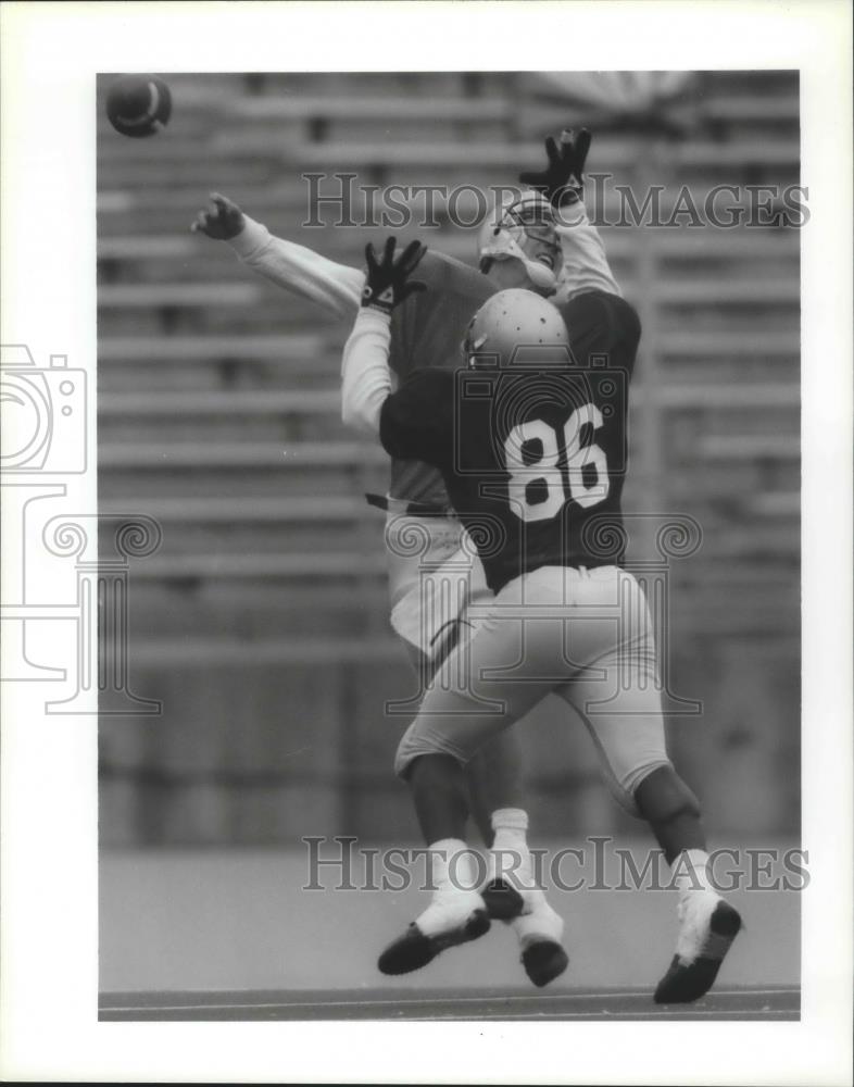 1992 Press Photo DeWayne Patterson puts heat on football QB Drew Bledsoe - Historic Images