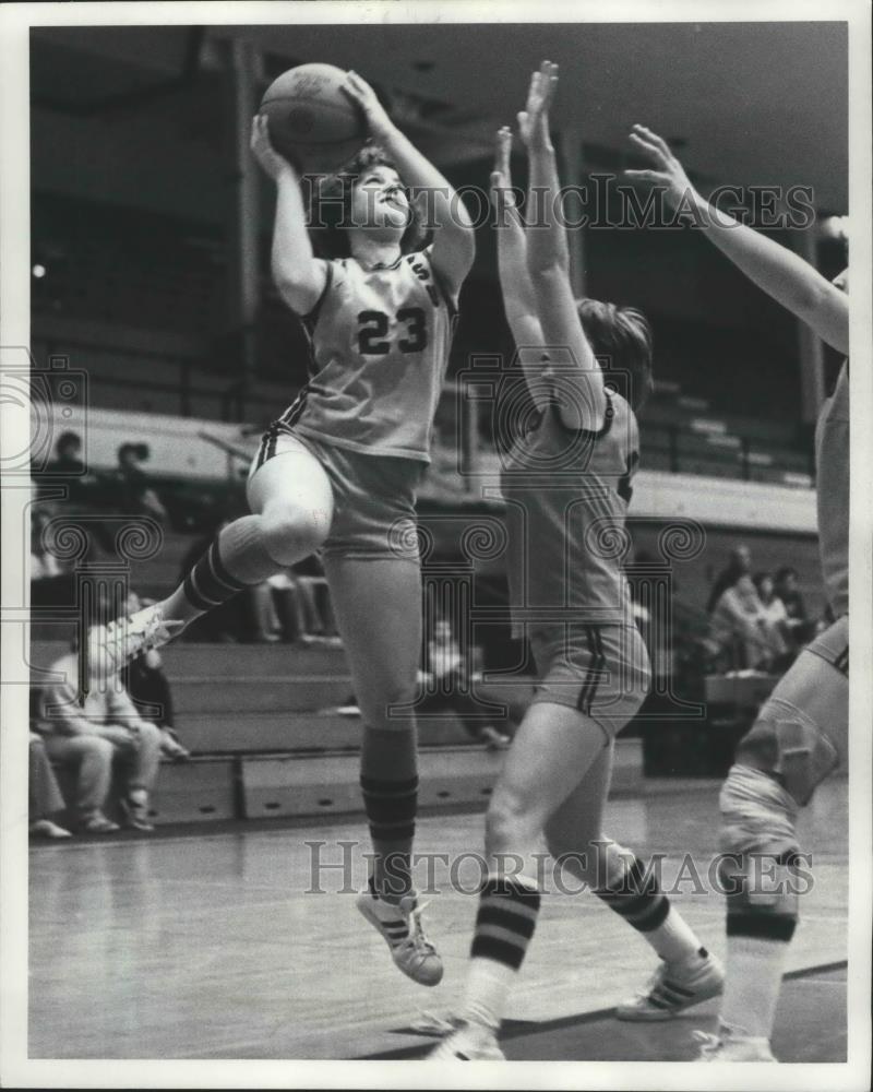 1977 Press Photo Washington State basketball&#39;s Tammi Bos against Oregon State - Historic Images