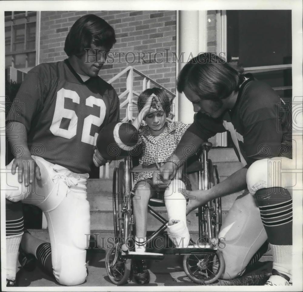 1972 Press Photo Bill Bertrand and Other Football Player Sign Child&#39;s Cast - Historic Images