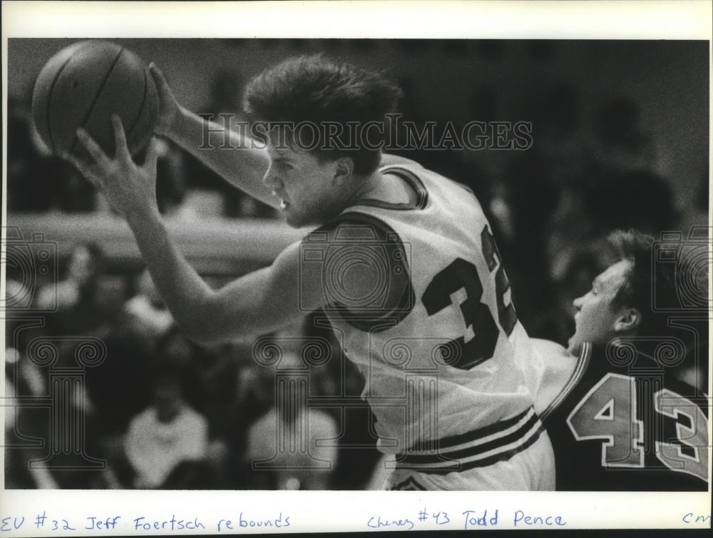 1991 Press Photo Jeff Foertsch Fights for Rebound Over Todd Pence - sps01963 - Historic Images