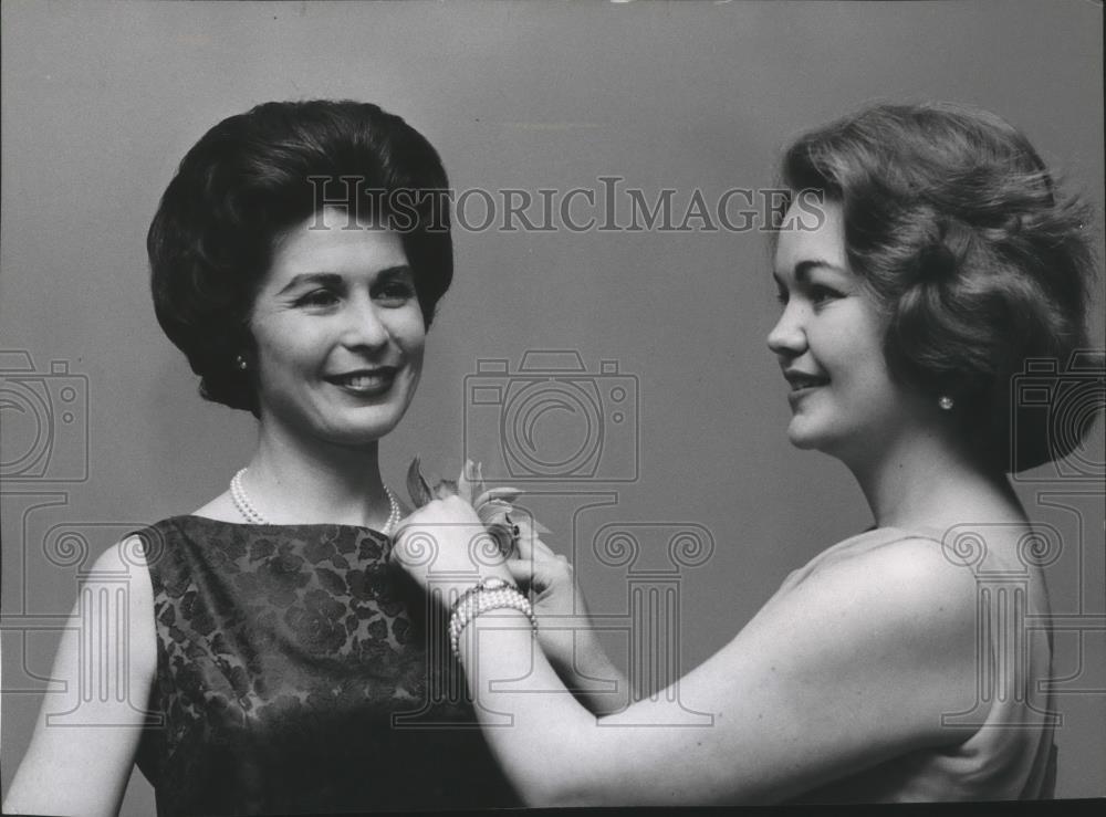 Press Photo Basketball coach, Jack Friel&#39;s daughter, Charlotte, &amp; Sue Harris - Historic Images