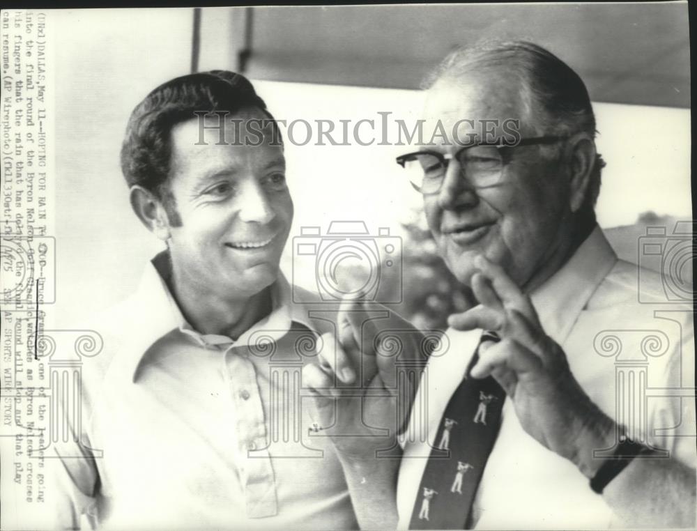 1975 Press Photo Bruce Crampton-Golfer-Watches Byron Nelson Cross Fingers - Historic Images