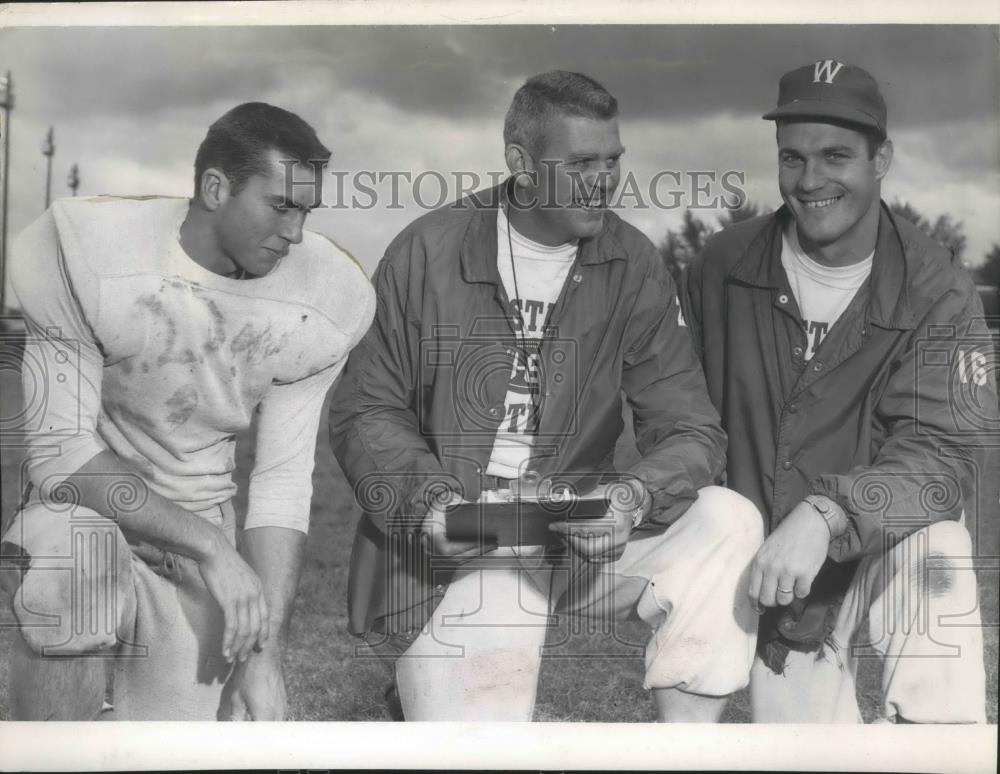 1959 Press Photo Ed Chissus (center)-Eastern Washington College Football Coach - Historic Images