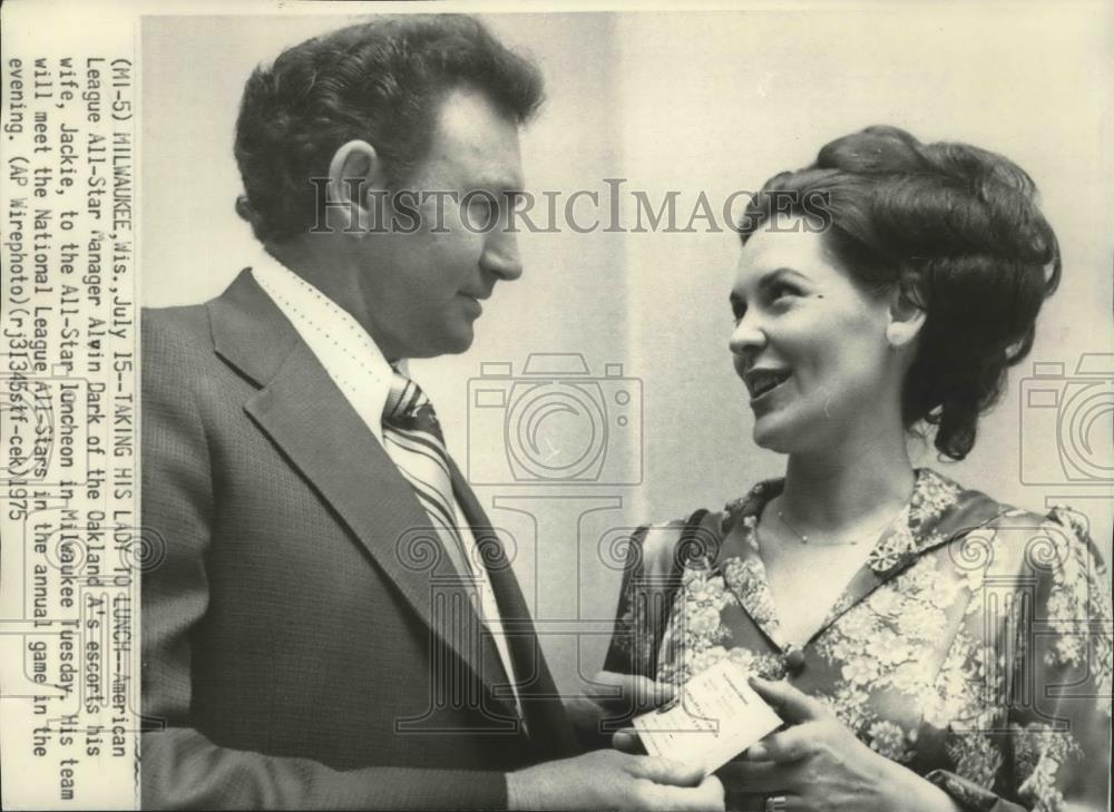 1975 Press Photo Alvin Dark-Manager of the Oakland A&#39;s Escorts His Wife - Historic Images