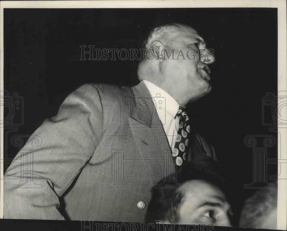 1951 Press Photo Buck Bailey-Golf Player in Suit and Tie Speaking - sps02099 - Historic Images