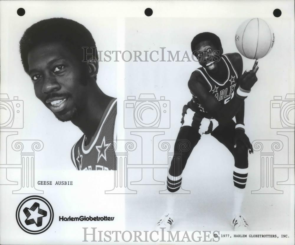 1977 Press Photo Geese Ausbie of the Harlem Globetrotters Poses With Basketball - Historic Images