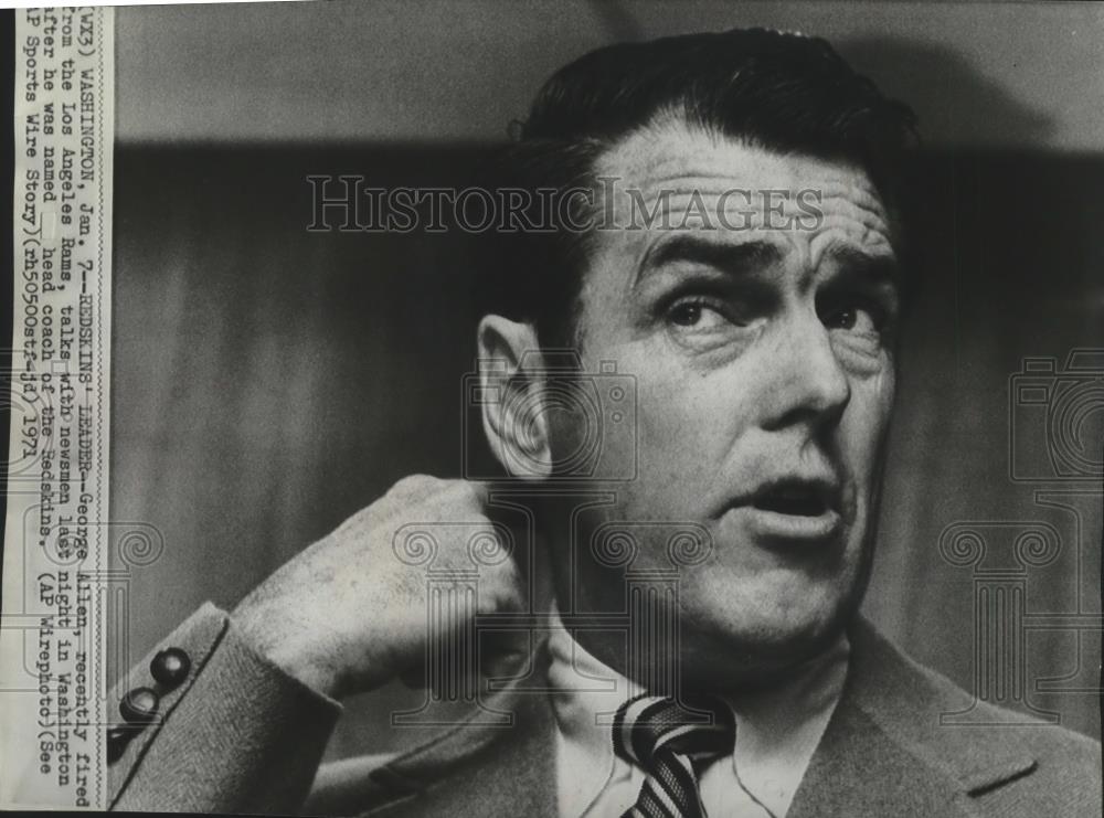 1971 Press Photo New Washington Redskins head coach, George Allen, talk to press - Historic Images