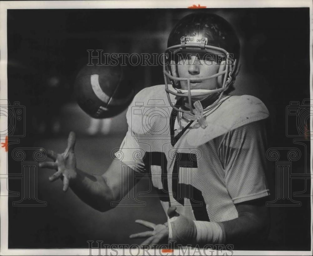 1980 Press Photo Chris Edwards-#85 Football Tight End Catches the Pass - Historic Images