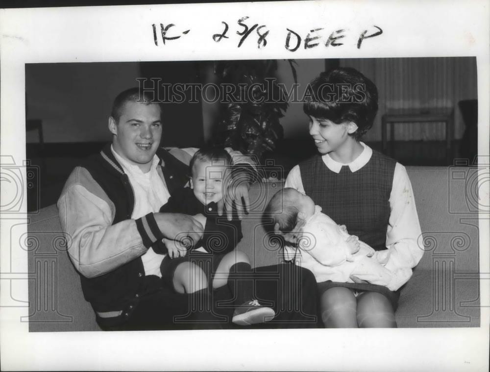 1965 Press Photo Wayne Foster-Football Player Poses With Wife and Kids - Historic Images