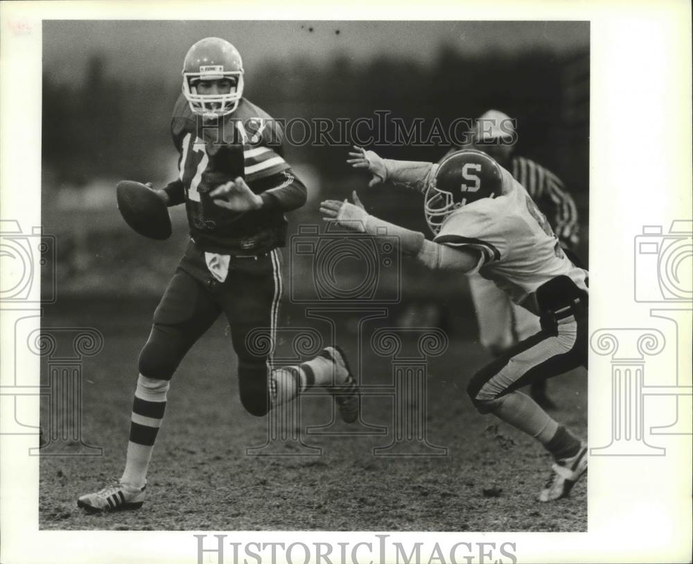 1984 Press Photo John Friesz-Coeur d&#39;Alene Football Player Dodges Defense - Historic Images