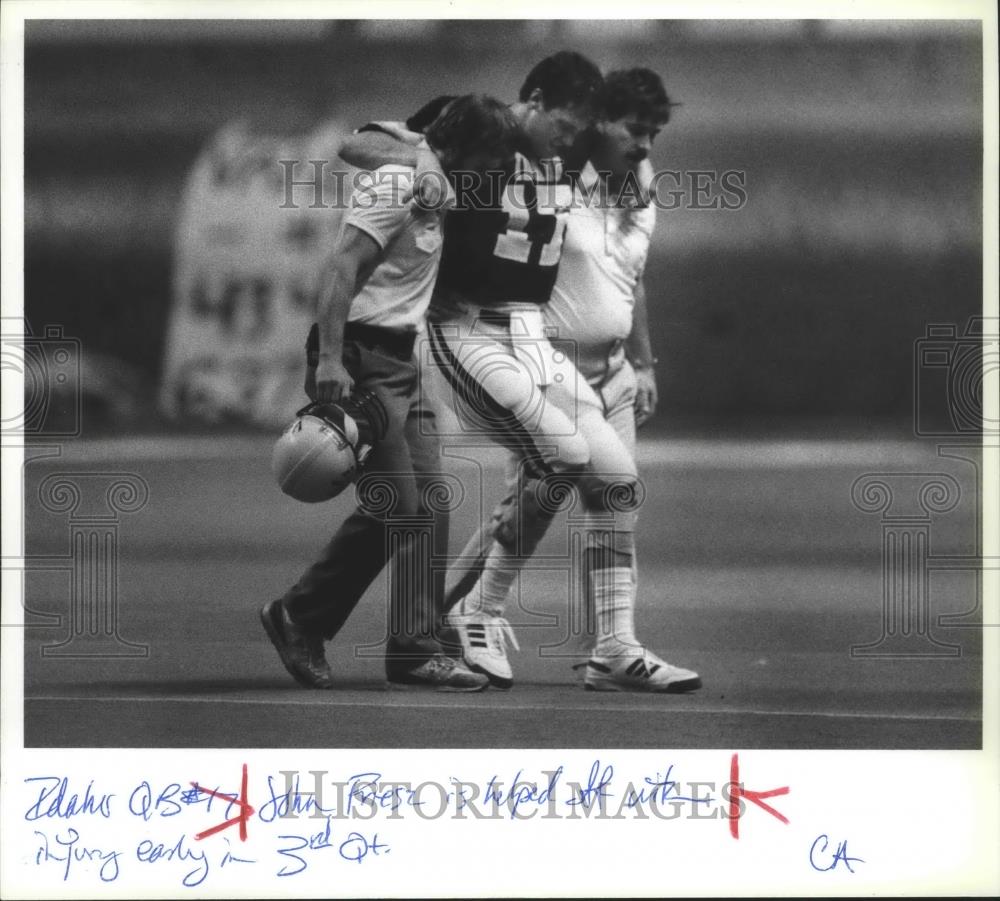 1988 Press Photo John Friesz-Idaho Vandal Quarterback Helped After Injury - Historic Images