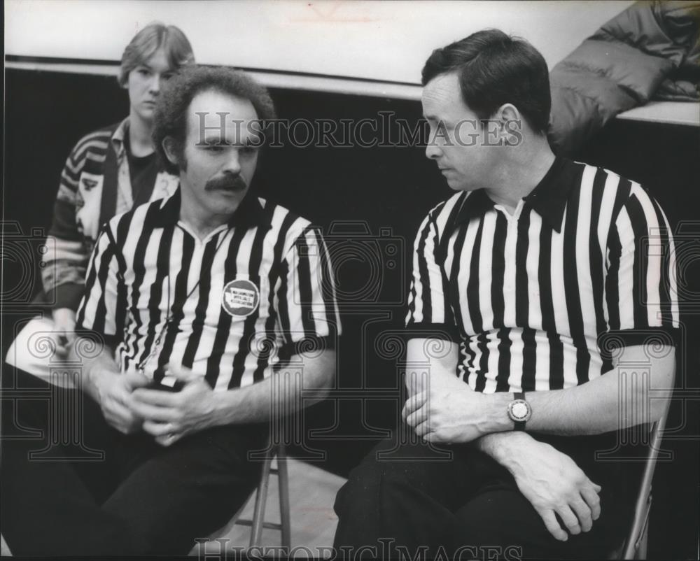 1977 Press Photo John DeWeber and Don Meyers-Referees Chatting at Game - Historic Images