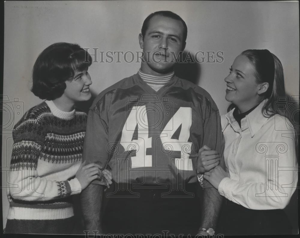 1968 Press Photo Gary De Bernardi-Football Player Poses With Lady on Each Arm - Historic Images